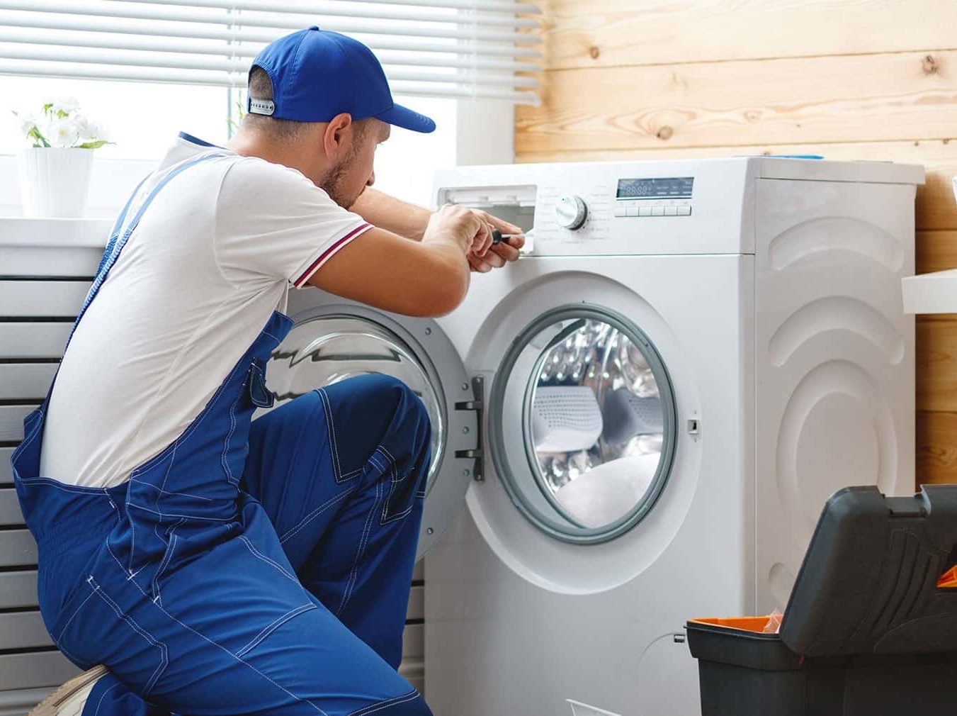 Técnico del servicio técnico Balay reparando electrodoméstico en Gijón